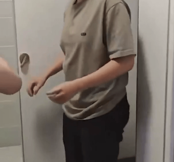 北大男碩士女廁偷拍被捉個正著。 北大男碩士女廁偷拍被捉個正著。