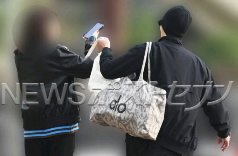 期間水上更非常紳士地搶着要幫女友拿重物。 期間水上更非常紳士地搶着要幫女友拿重物。