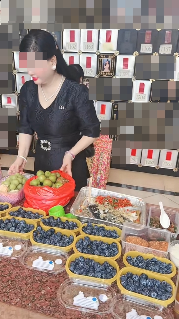 事發後，蔡天鳳媽媽拜祭女兒。