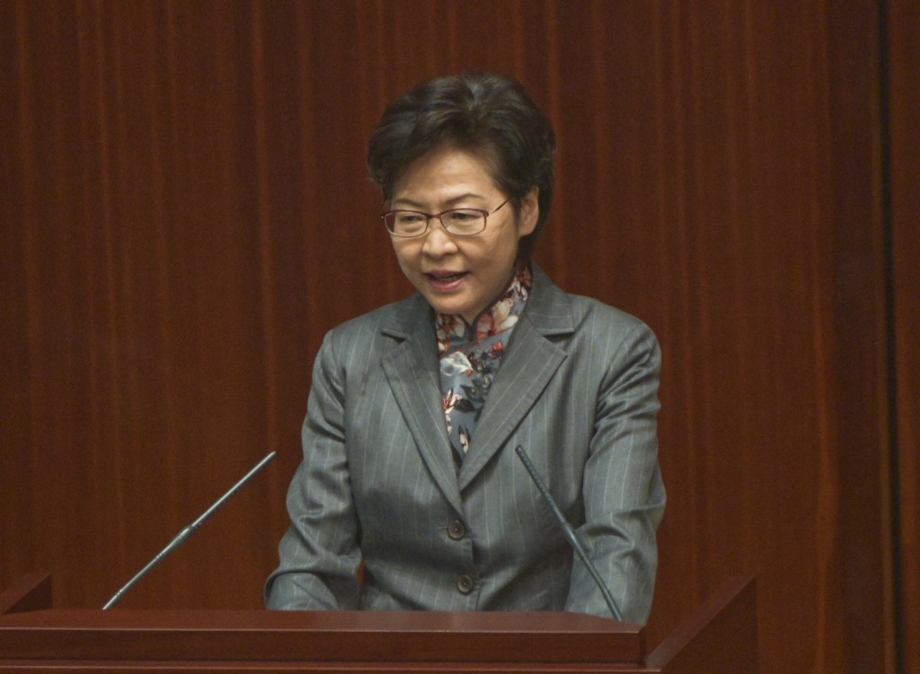 林鄭月娥接受採訪時表示，由於美國對她制裁，令她無法擁有銀行帳戶，不得不把工資以現金形式保存在家中堆。資料圖片