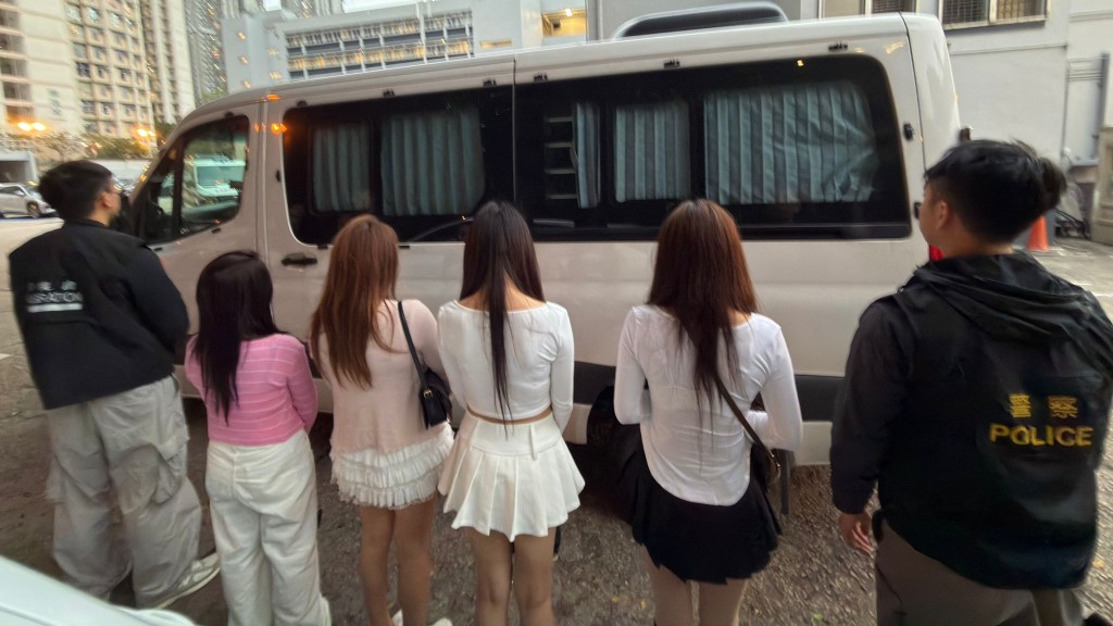 警伙入境处观塘扫黄 拘4内地女