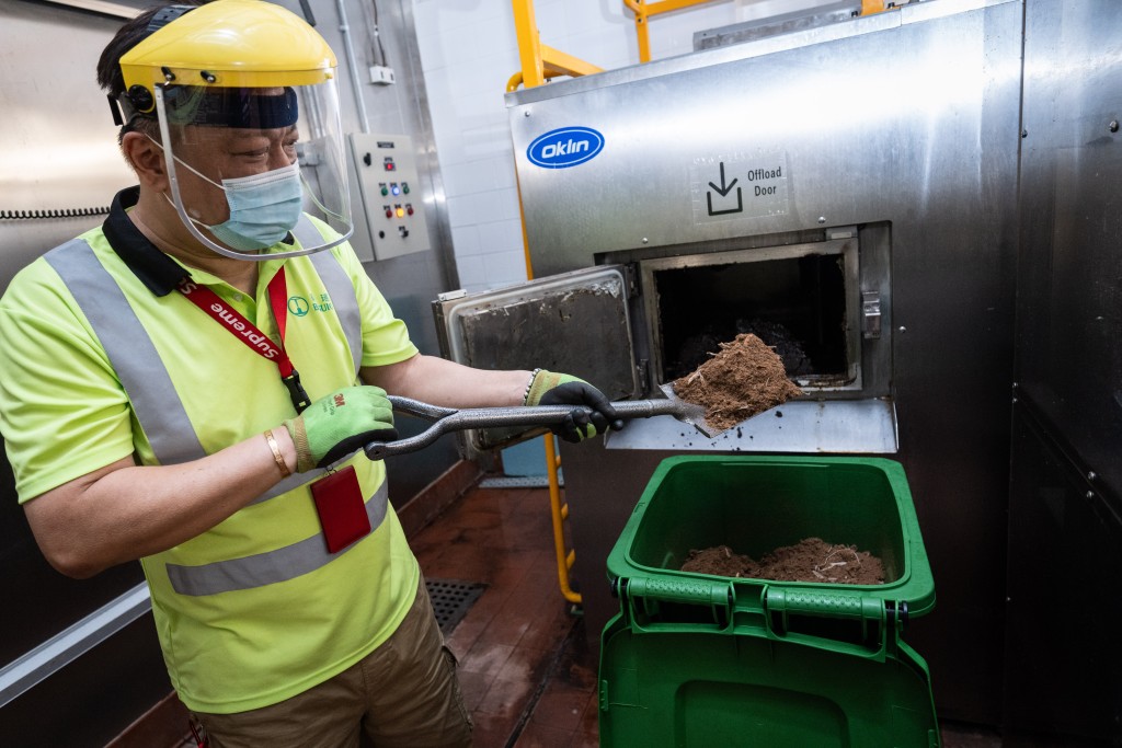 體育園引入了大型廢物分解系統，將園內產生的廚餘、紙杯及其他紙製容器即時轉化為堆肥。