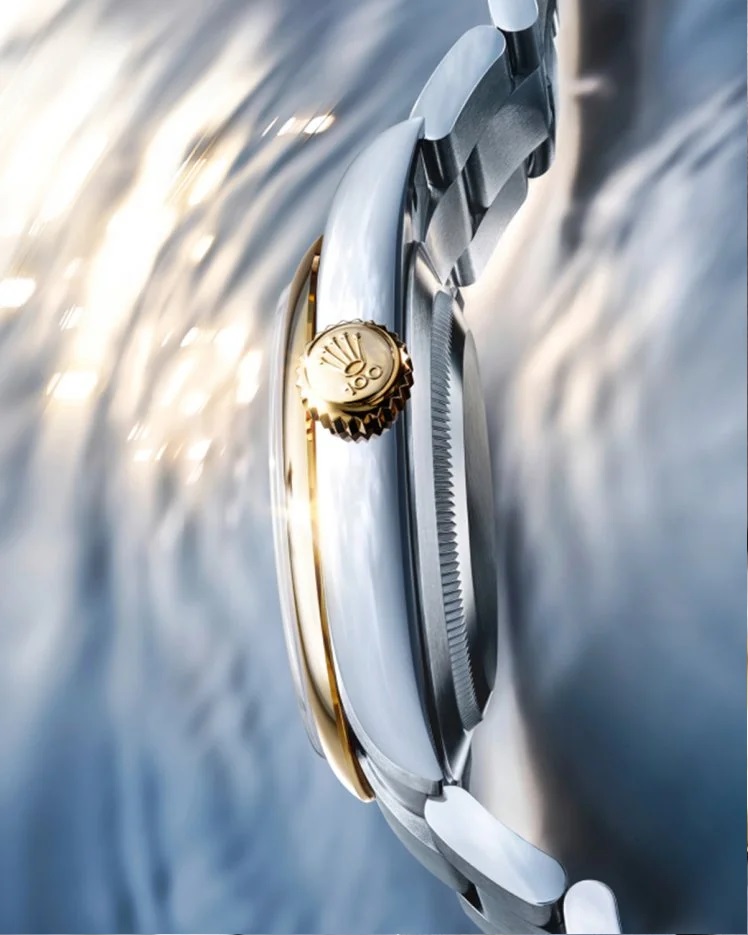 錶冠鐫刻浮雕數字「100」。