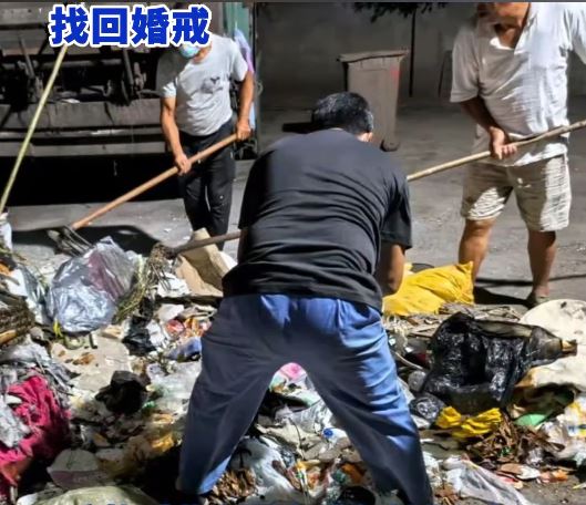 清潔工在垃圾山中翻找，成功撿回業主的10萬元鑽石婚戒。抖音@點時新聞