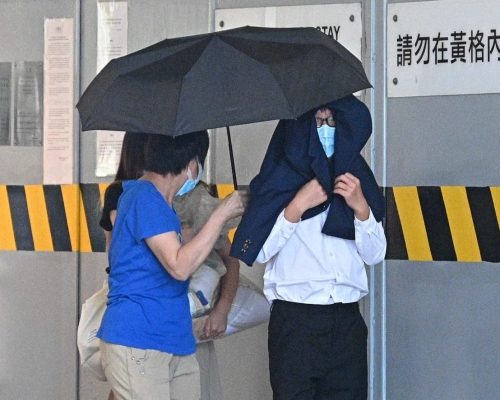 被告黃俊偉(右)。