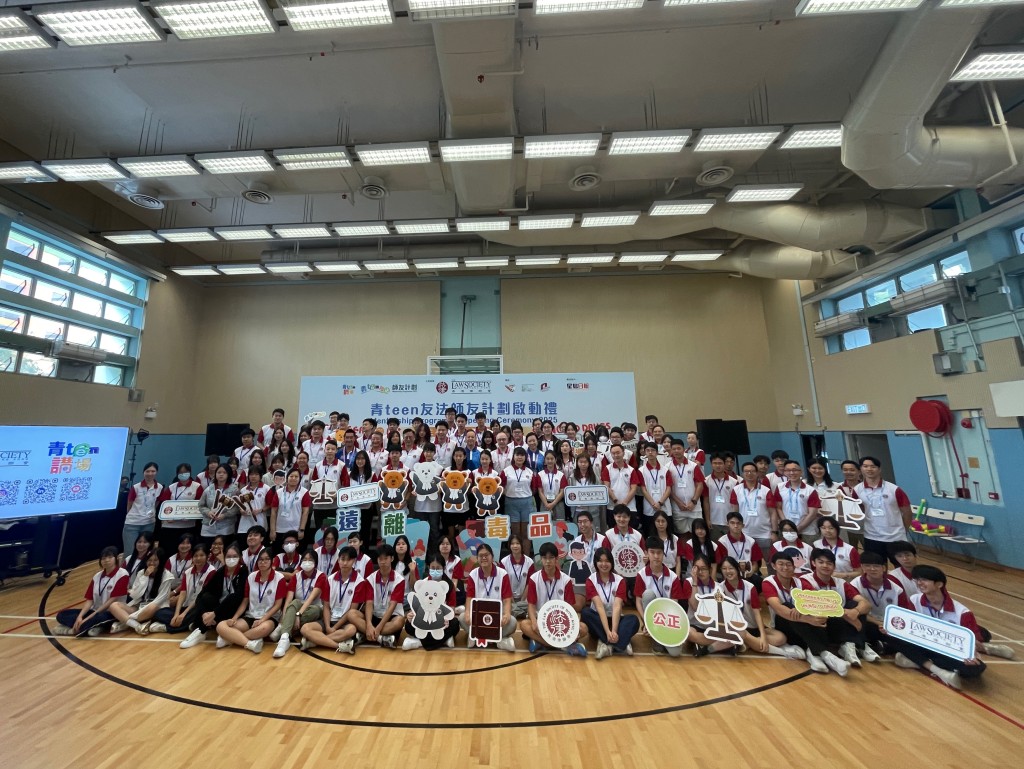 今年計劃有近120位本港中學及大專生,與近20位律師友師參加。 今年計劃有近120位本港中學及大專生,與近20位律師友師參加。