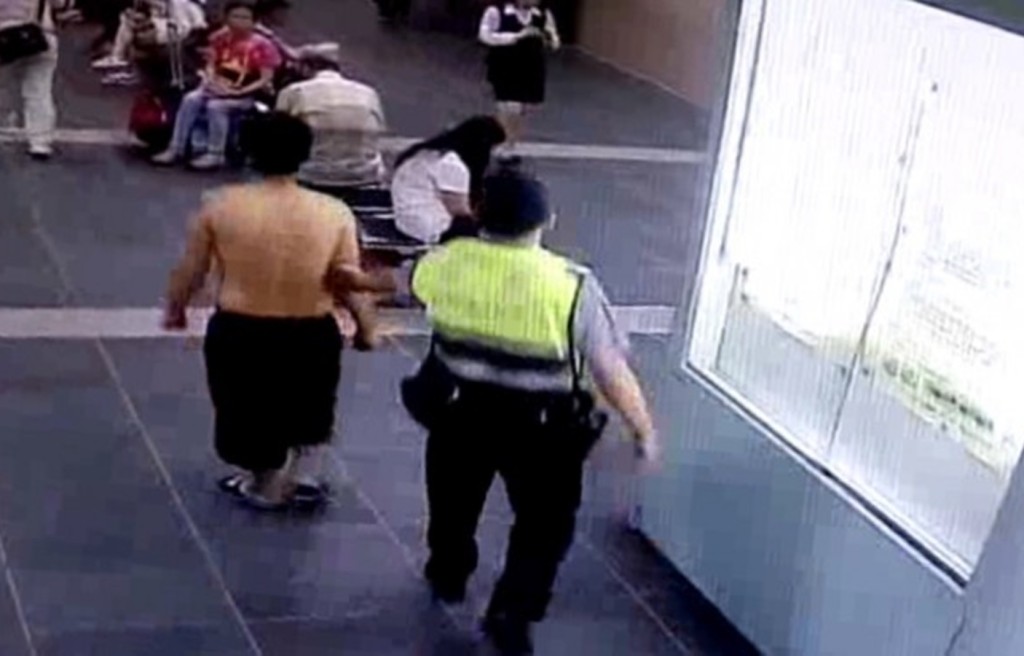 警方及時將醉漢攔下拘捕捕。