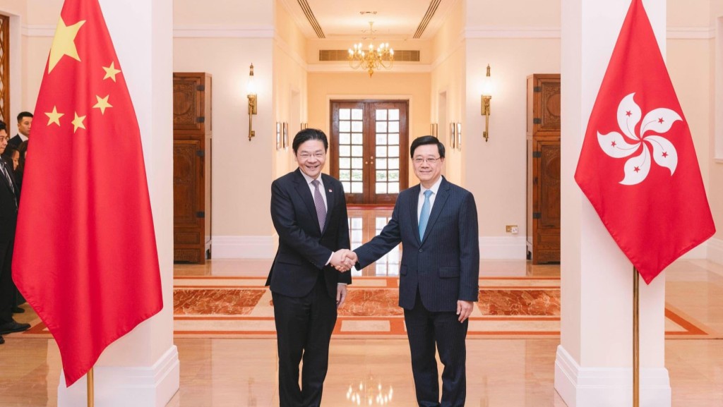 行政長官李家超(右)與新加坡總理黃循財(左)會面。李家超FB