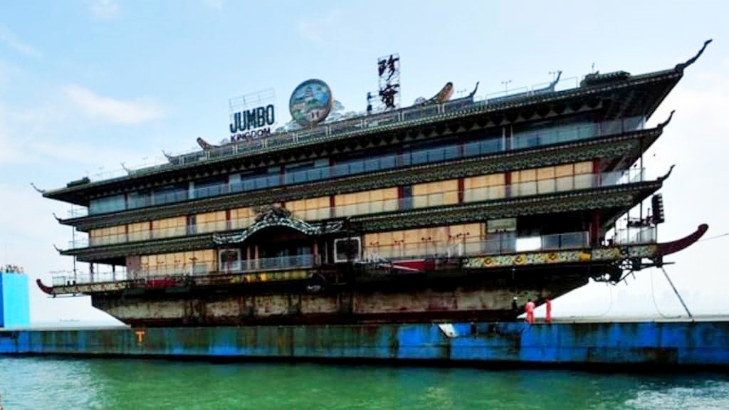 1999年「海角皇宮」被移送菲律賓時，是利用半潛船運送。FB圖片