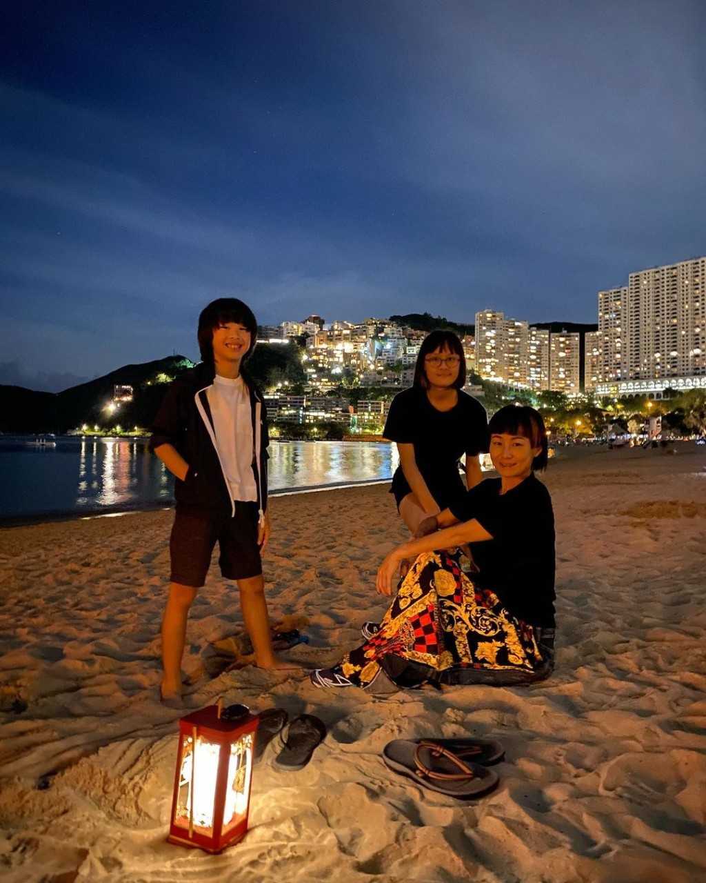 蔡一智就同家人去沙灘過中秋。