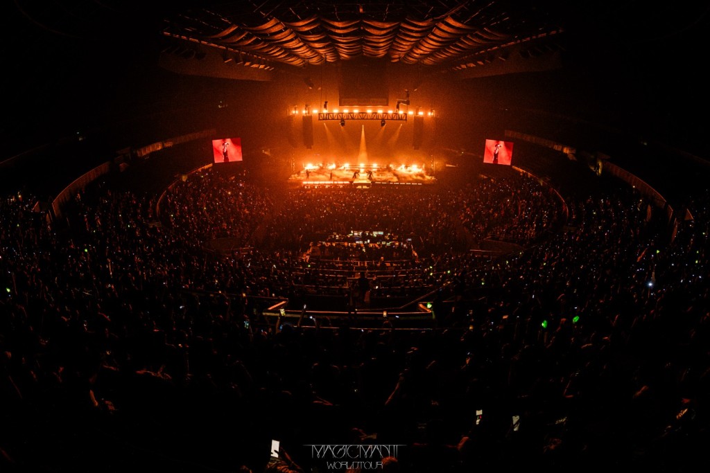 王嘉爾以歌聲帶樂迷走入內心世界。 王嘉爾以歌聲帶樂迷走入內心世界。