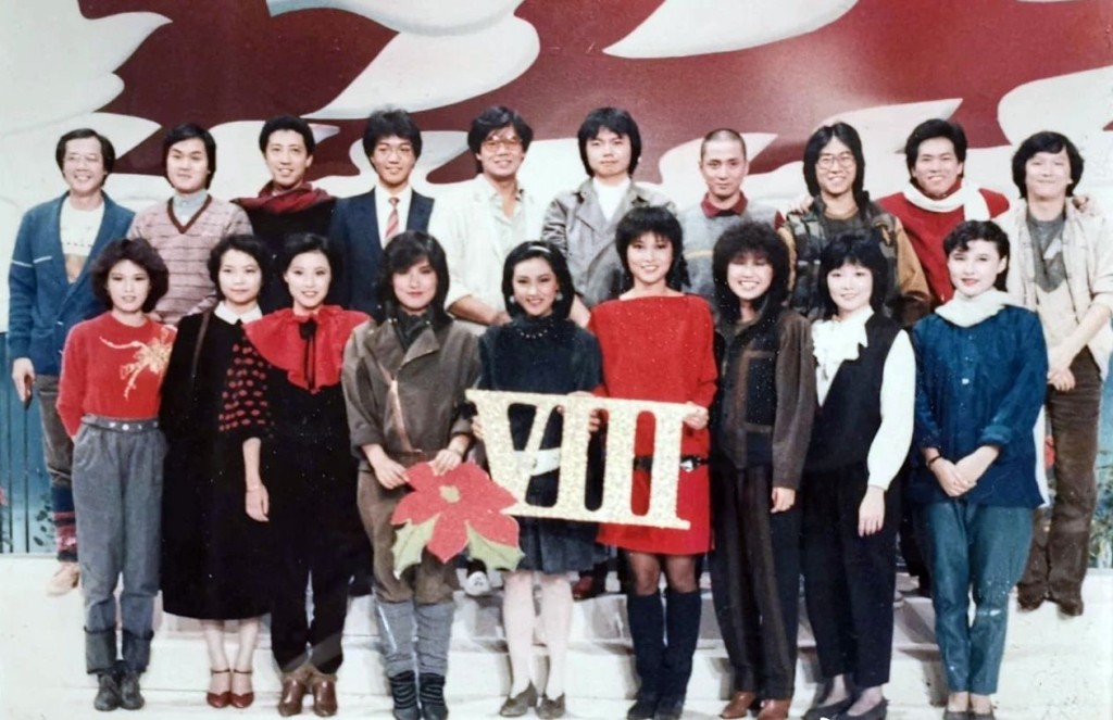 順順1979年報讀TVB第八期藝訓班，同期學員有廖啟智(已故)、黃造時、湯鎮業、李成昌、艾威、景黛音、陳安瑩、馬敏兒等。