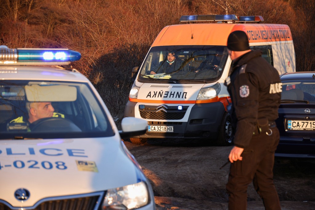 保加利亞貨櫃車驚現52名偷渡客，18死34獲救，圖為救護車到場。 路透社