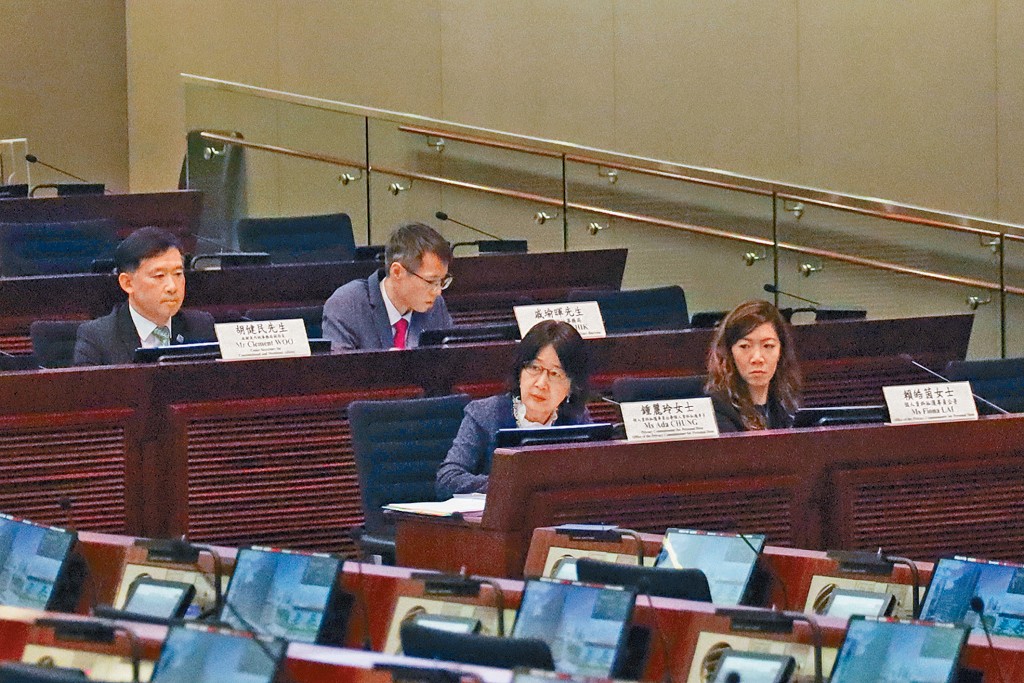 钟丽玲（中）昨日出席立法会政制事务委员会会议。