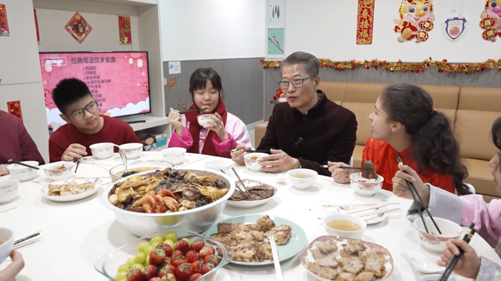 陈茂波与孩子一同吃团年饭。陈茂波facebook图片
