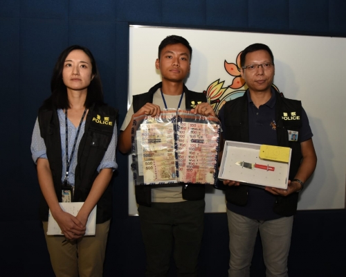 一名賊人於何文田打劫一間食店約8000元,其後被巡警制服。
