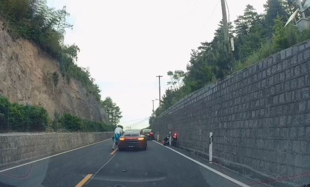 保時捷司機肇事後第一時間換車牌。抖音＠項少.玩機車