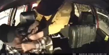 贼人呼喝司机：「攞啲钱出嚟！」网上影片截图