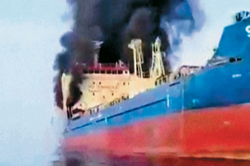 懸掛帕勞共和國國旗的油輪「SKYLIGHT」號，日前在阿曼海塞卜港以北5海里處遭到襲擊。