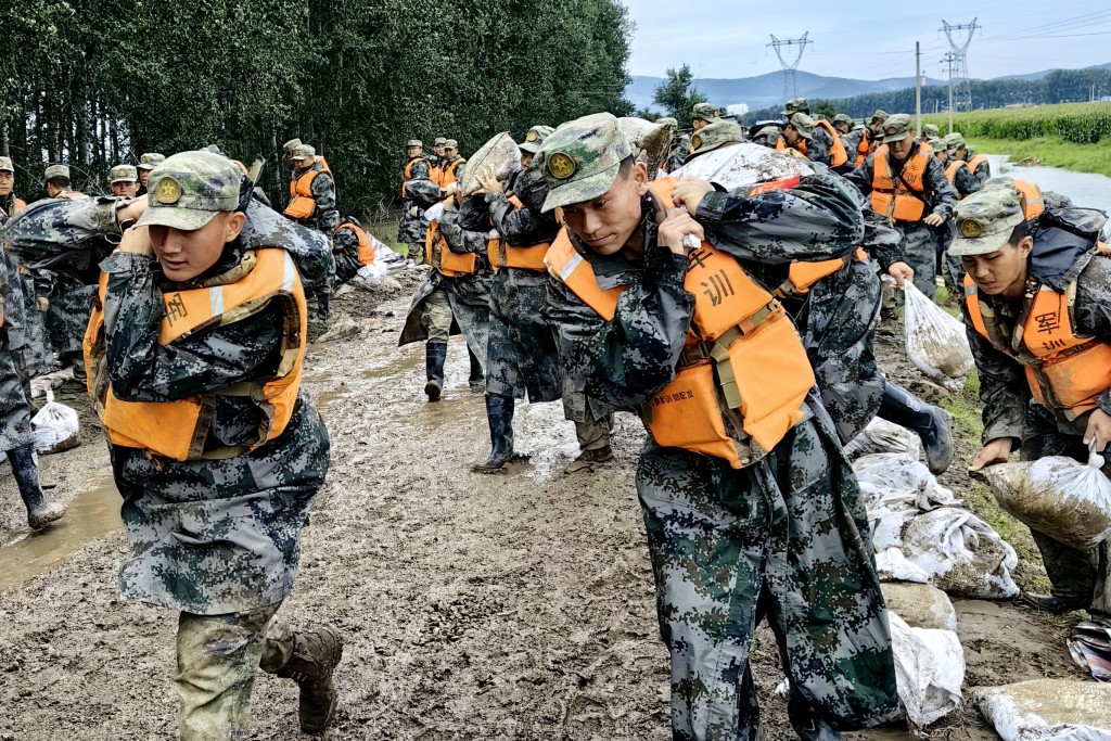 陸軍第78集團軍某旅官兵在黑龍江齊齊哈爾市碾子山區地域加固岸堤。新華社