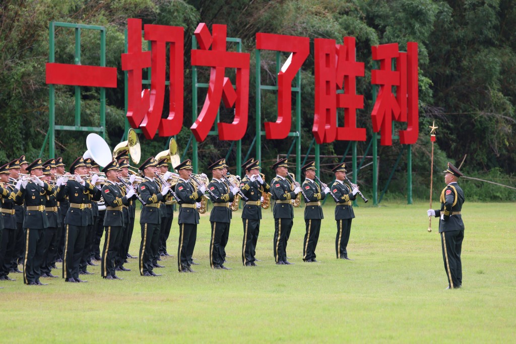 驻香港部队第33次举办军营开放活动，27年来累计接待80馀万名观众入营参观。政府新闻网图片