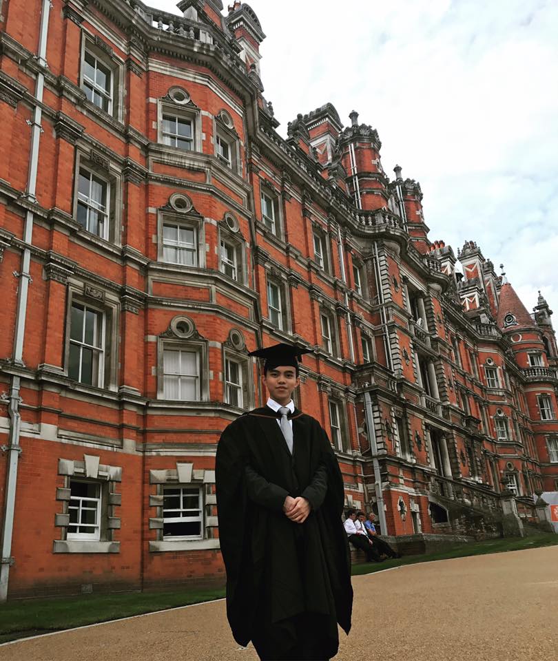 Tom在伦敦大学皇家哈洛威学院，修读戏剧及哲学。
