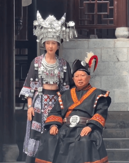 高麗虹的露臍裝甚為吸睛。