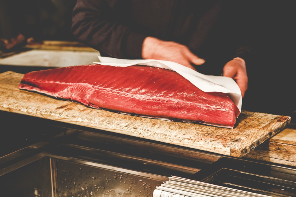 丰洲市场新鲜的青森吞拿鱼，其每公斤平均价，较上一交易日暴跌了24%。