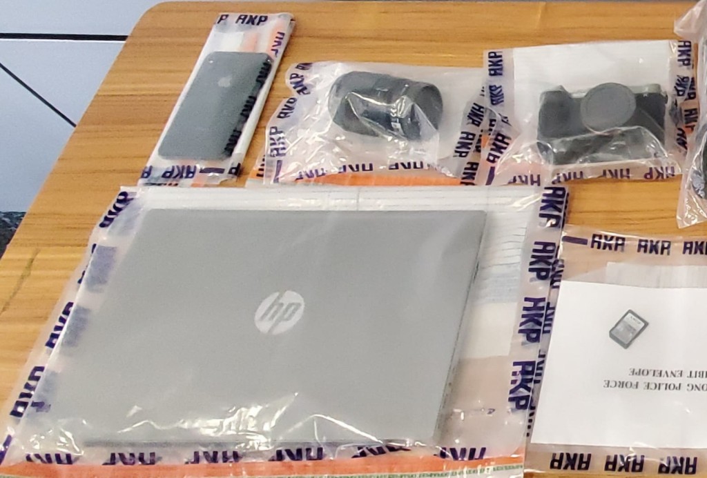 警方行動中檢取一部電腦,一部相機及被捕男生的衣物。林思明攝