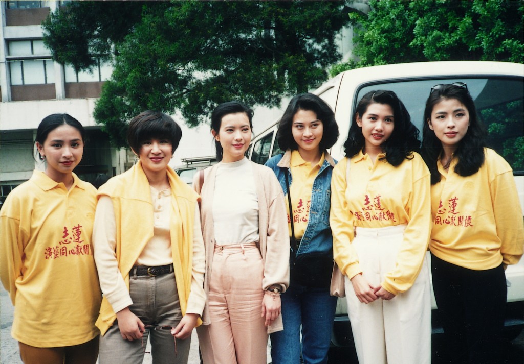 1992年两人还曾与梅艳芳、刘嘉玲、上山诗钠、吴君如、罗美薇、邱淑贞及张曼玉组成「九龙女」。
