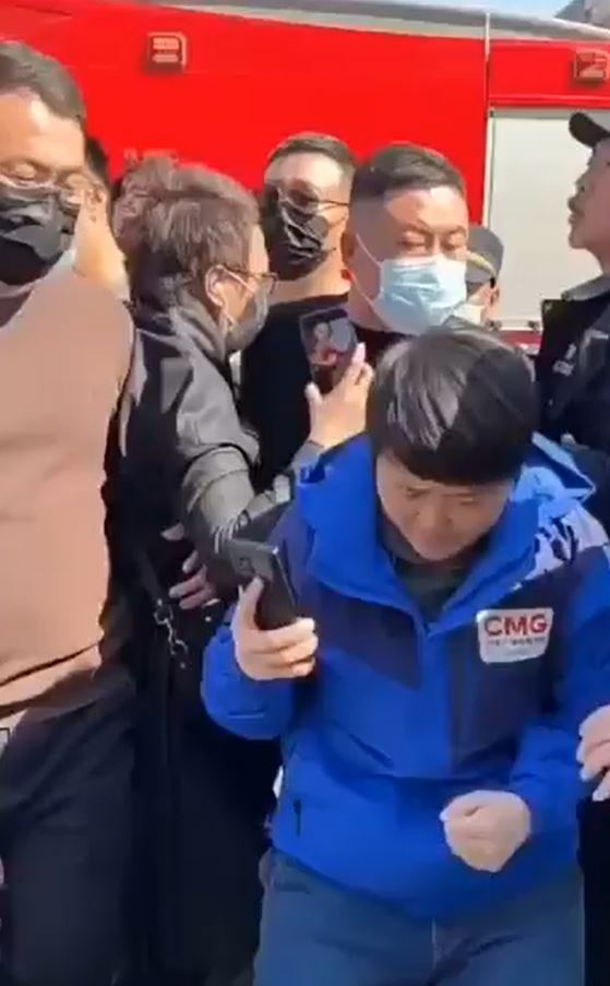 央视记者许梦哲发布自己在爆炸现场采访时被十几名警察推搡阻拦的影片。