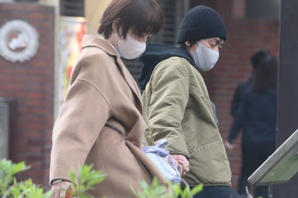 森田不時拖實宮澤，相當照顧她。