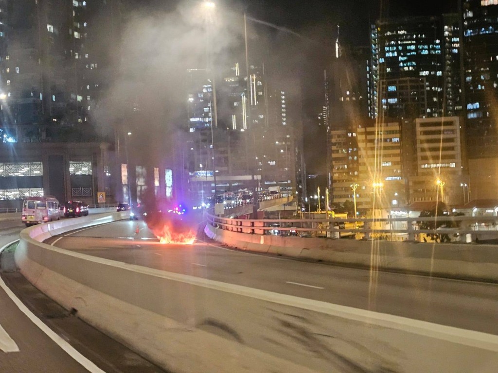 一輛私家車沿西九龍走廊行駛,至興華街西對開時突然起火。網上圖片 一輛私家車沿西九龍走廊行駛,至興華街西對開時突然起火。網上圖片