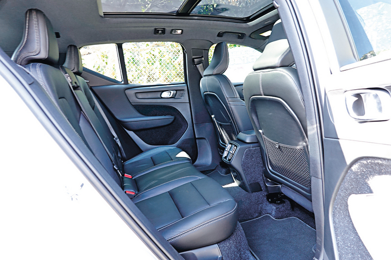 ●XC40後排空間較同級SUV對手闊落，玻璃頂更添開揚感。