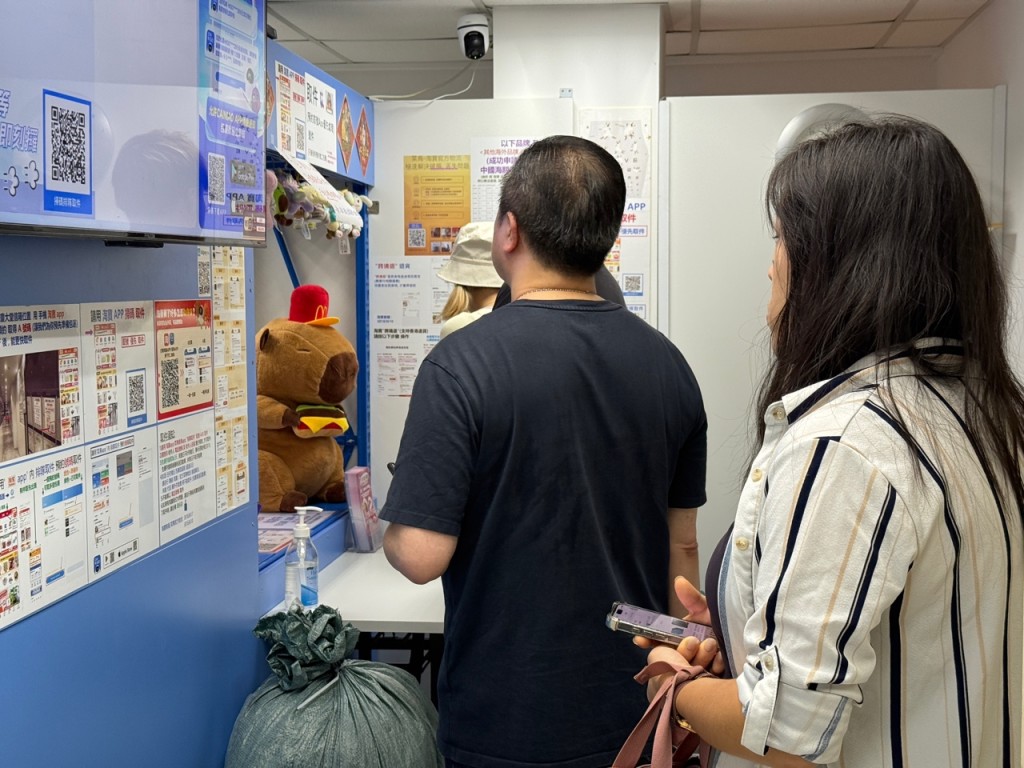 市民收工排隊取貨。曹露尹攝 市民收工排隊取貨。曹露尹攝