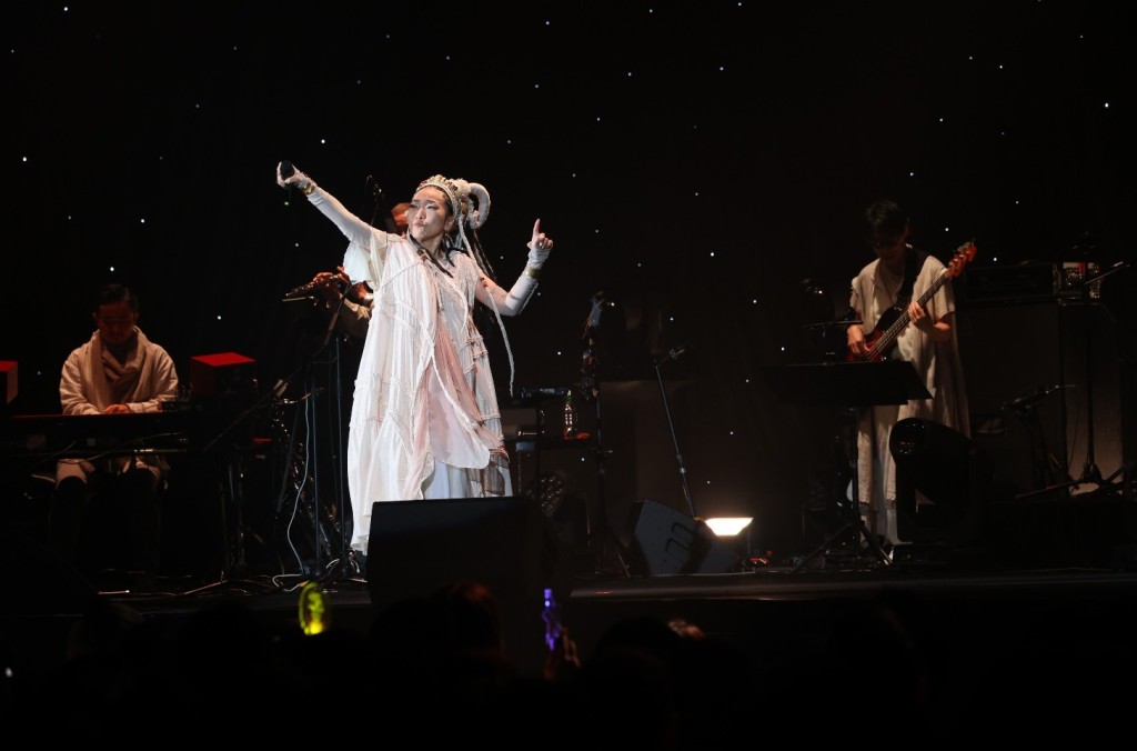 相隔十年再重回香港舞台，戴上头饰、身穿娃娃裙的MISIA甫出场即唱出《BELIEVE 》、《星の银货》、《夜不成眠都为你》等歌曲炒热全场气氛。