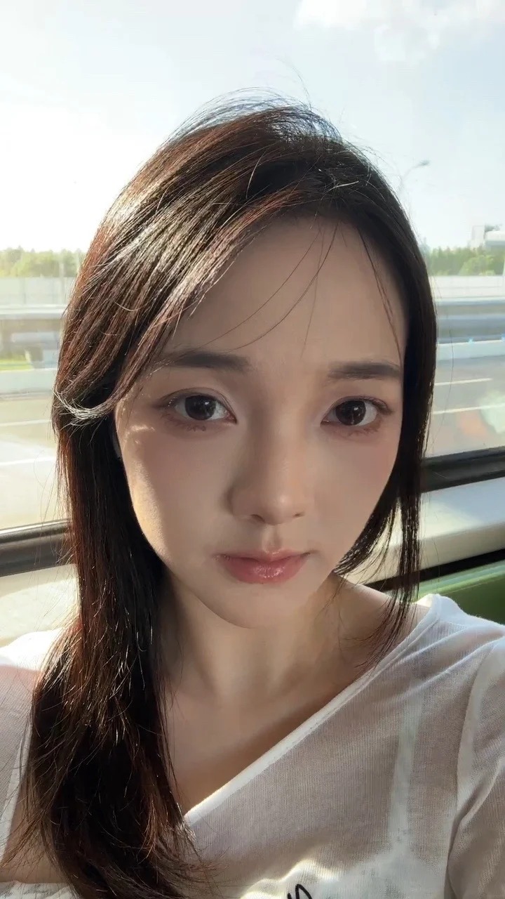 “小美”除了分享睡眠心得，亦大方分享美容同化妆资讯。