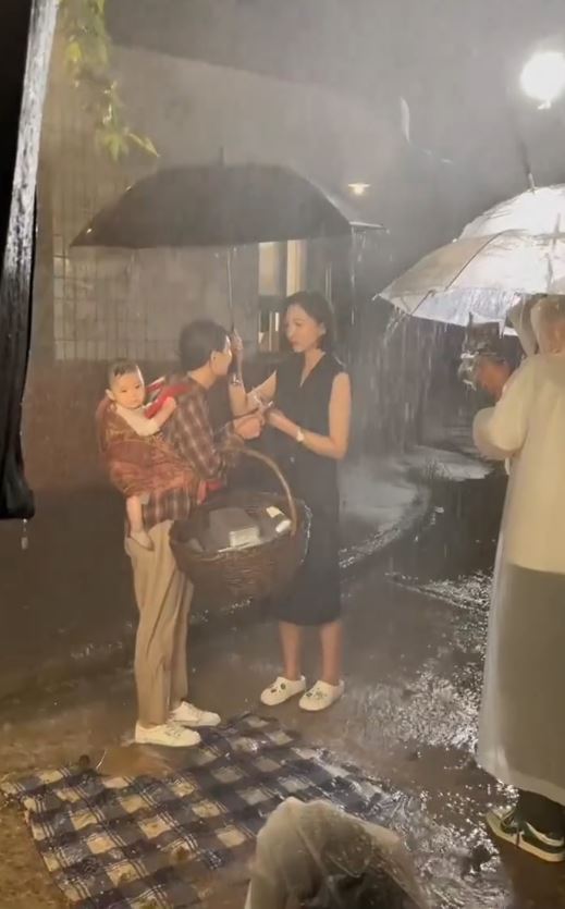 嬰兒演員被雨淋至濕透凍到震，惹來全網怒火。抖音＠愛吃湯圓呀