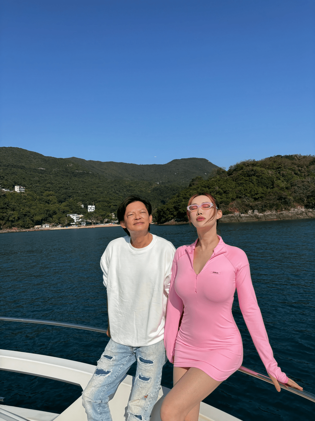 王冰冰与老公跟朋友一同出海。