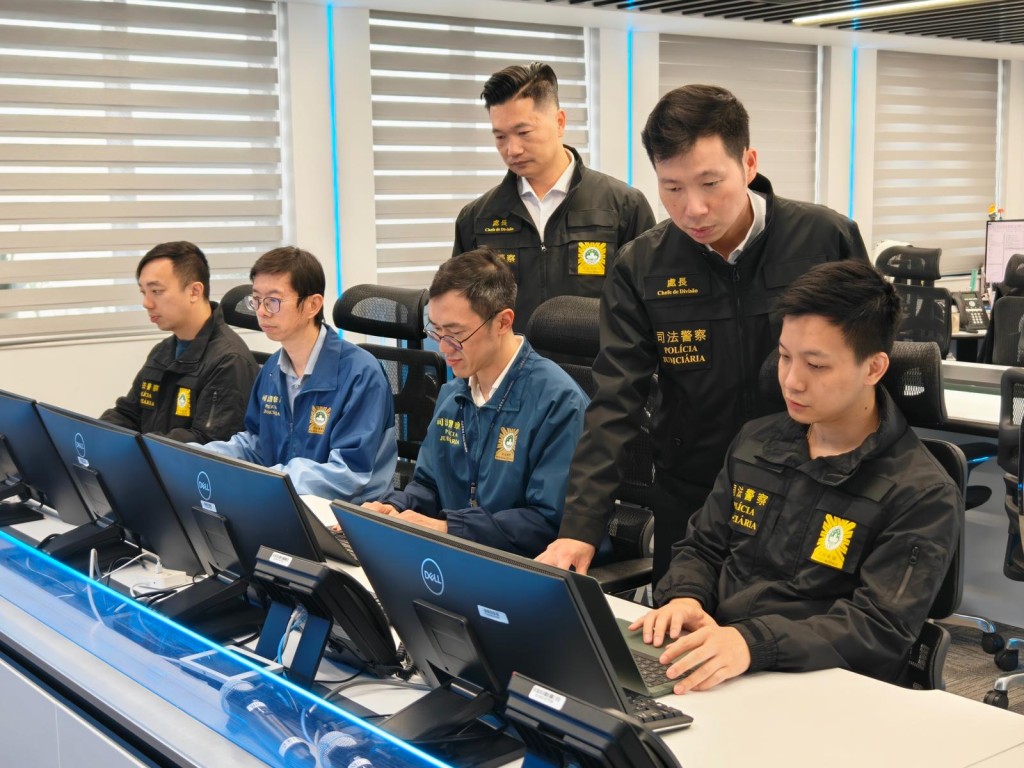 澳門司法警察局人員在網絡安全及應急中心進行分析工作。