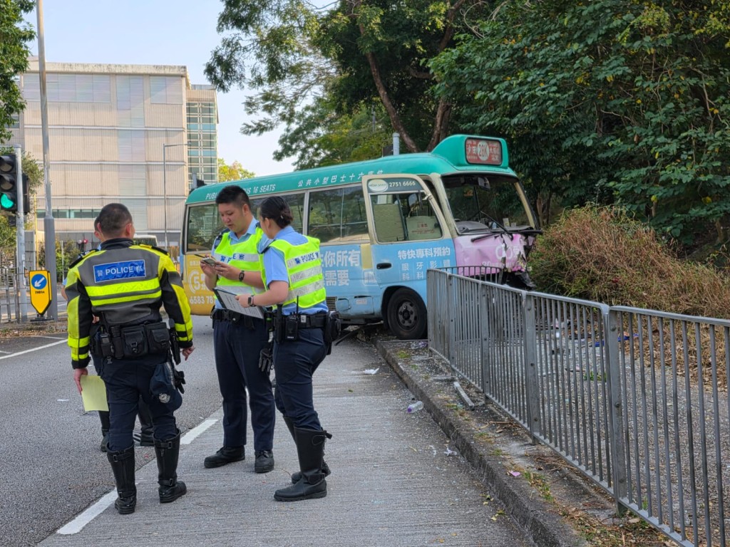 小巴車頭泵把飛脫，擋風玻璃完全粉碎，碎片散落一地。