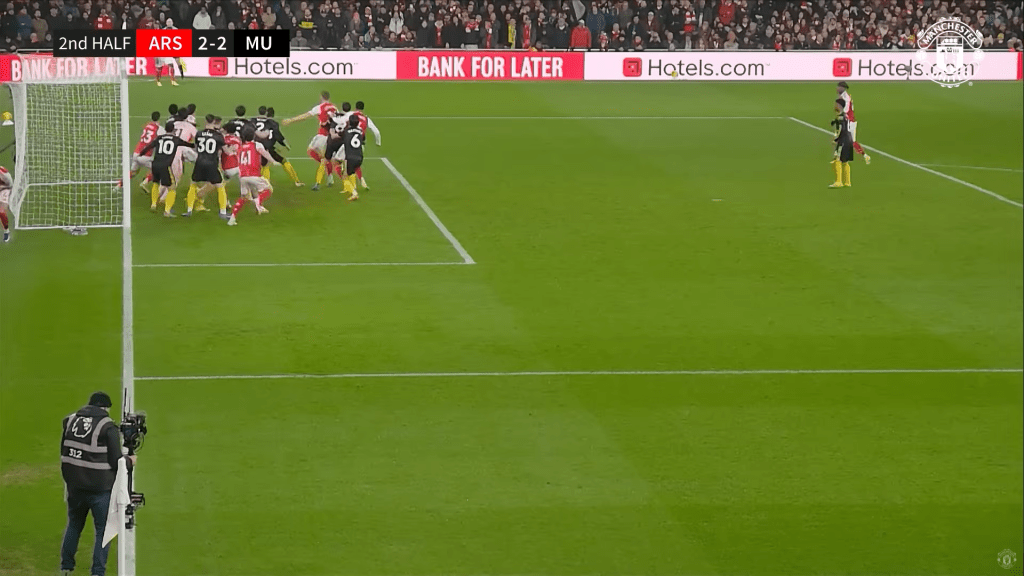 阿仙奴的進攻角球，小禁區有16人逼過搭地鐵。網上影片截圖