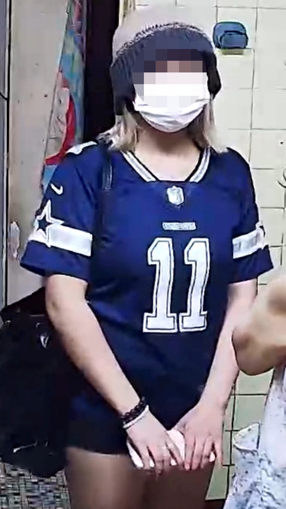 收款少女案發時穿短褲和藍色衫,戴冷帽及口罩。 收款少女案發時穿短褲和藍色衫,戴冷帽及口罩。