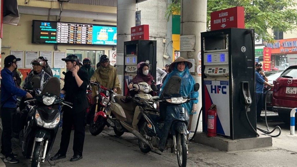 電單車騎士在越南河內的加油站排隊加油。（美聯社）