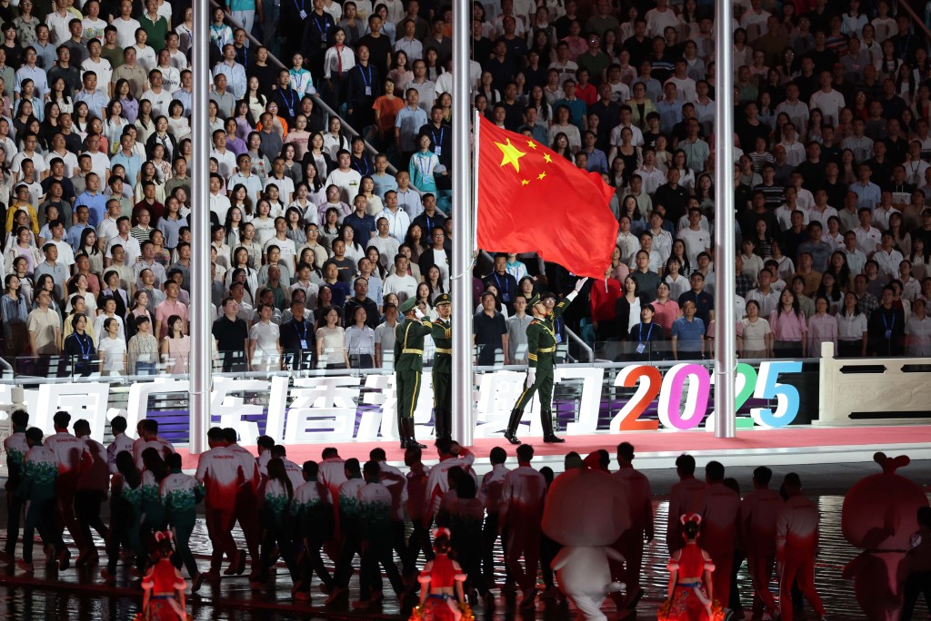 旗手升起中華人民共和國國旗。新華社