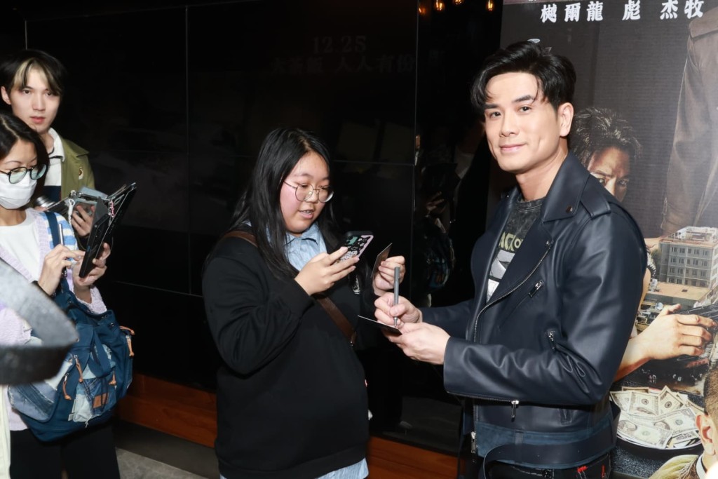 伍允龍凡出現吸引了一班粉絲向他索取簽名。