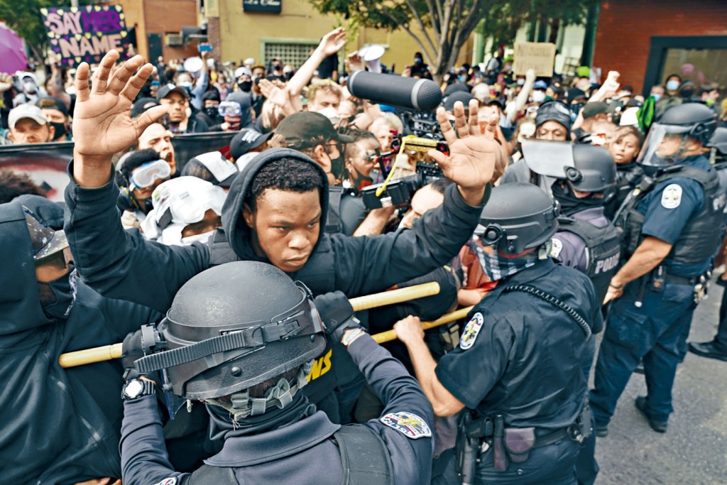 路易斯維爾市示威者周三上街抗議泰勒命案判決不公，與警察發生衝突。