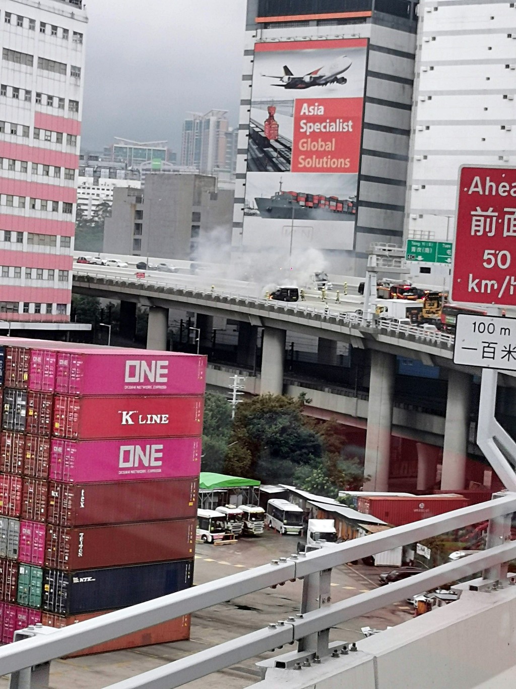 客貨車陷入火海。 fb:屯門公路塞車關注組 客貨車陷入火海。 fb:屯門公路塞車關注組
