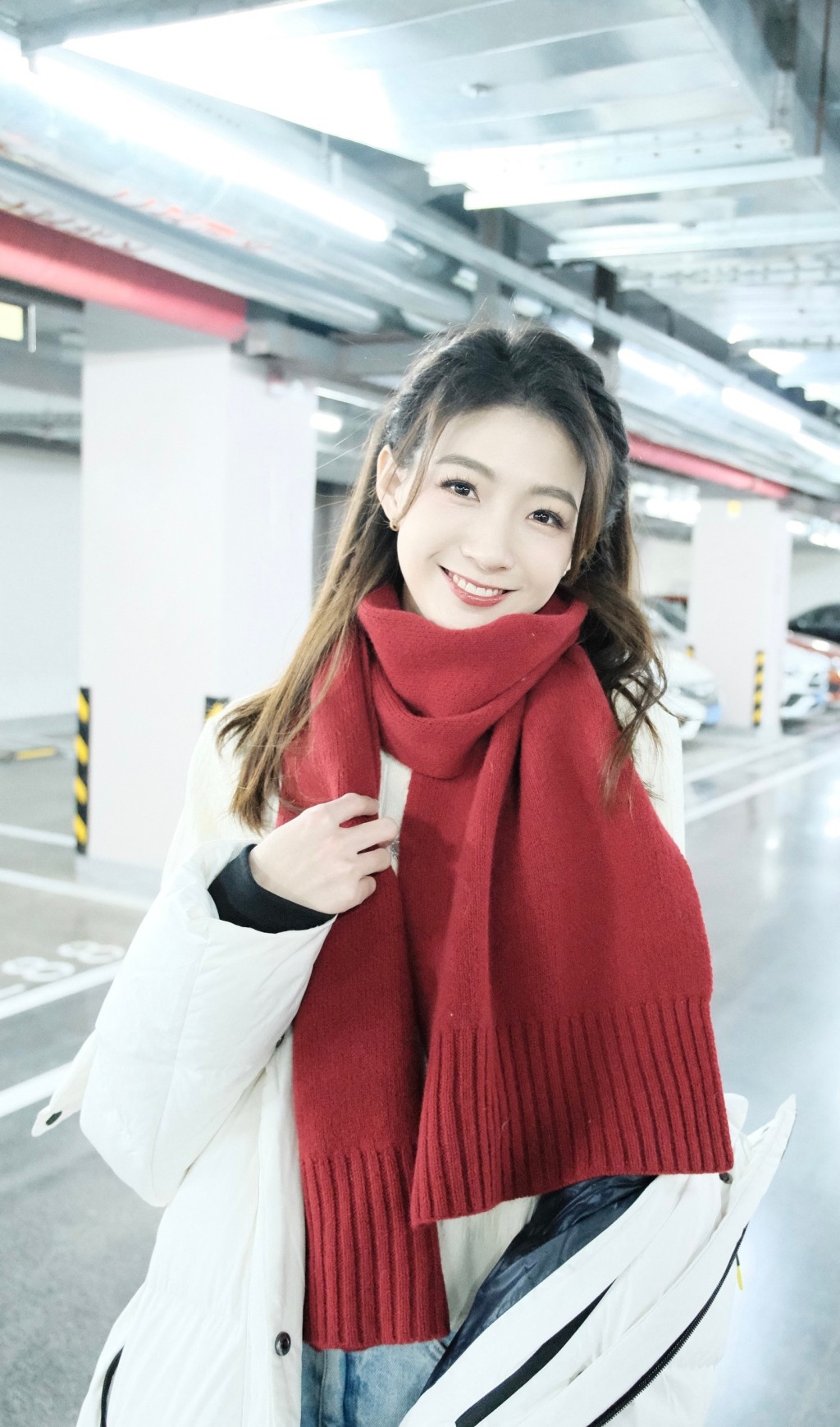 95後宋雪瑩成央視金牌體育節目《天下足球》主持人。微博@宋雪瑩