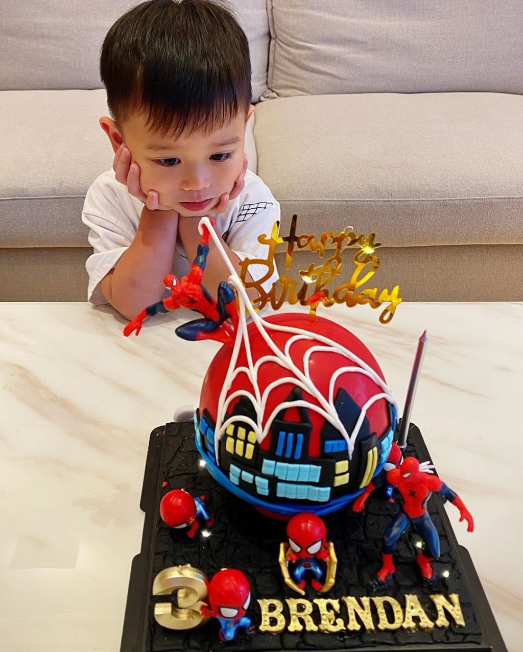 Brendan生日蛋糕上最喜歡的漫畫英雄。